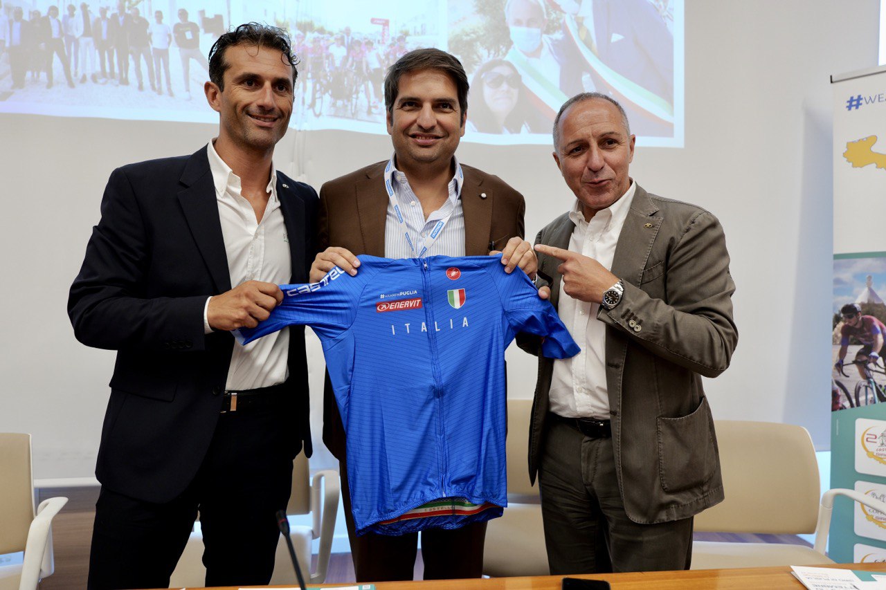 Galleria BIKE, IL GIRO DI PUGLIA CHALLENGE PORTA I CAMPIONI FRA MURGE E MARE - Diapositiva 5 di 17