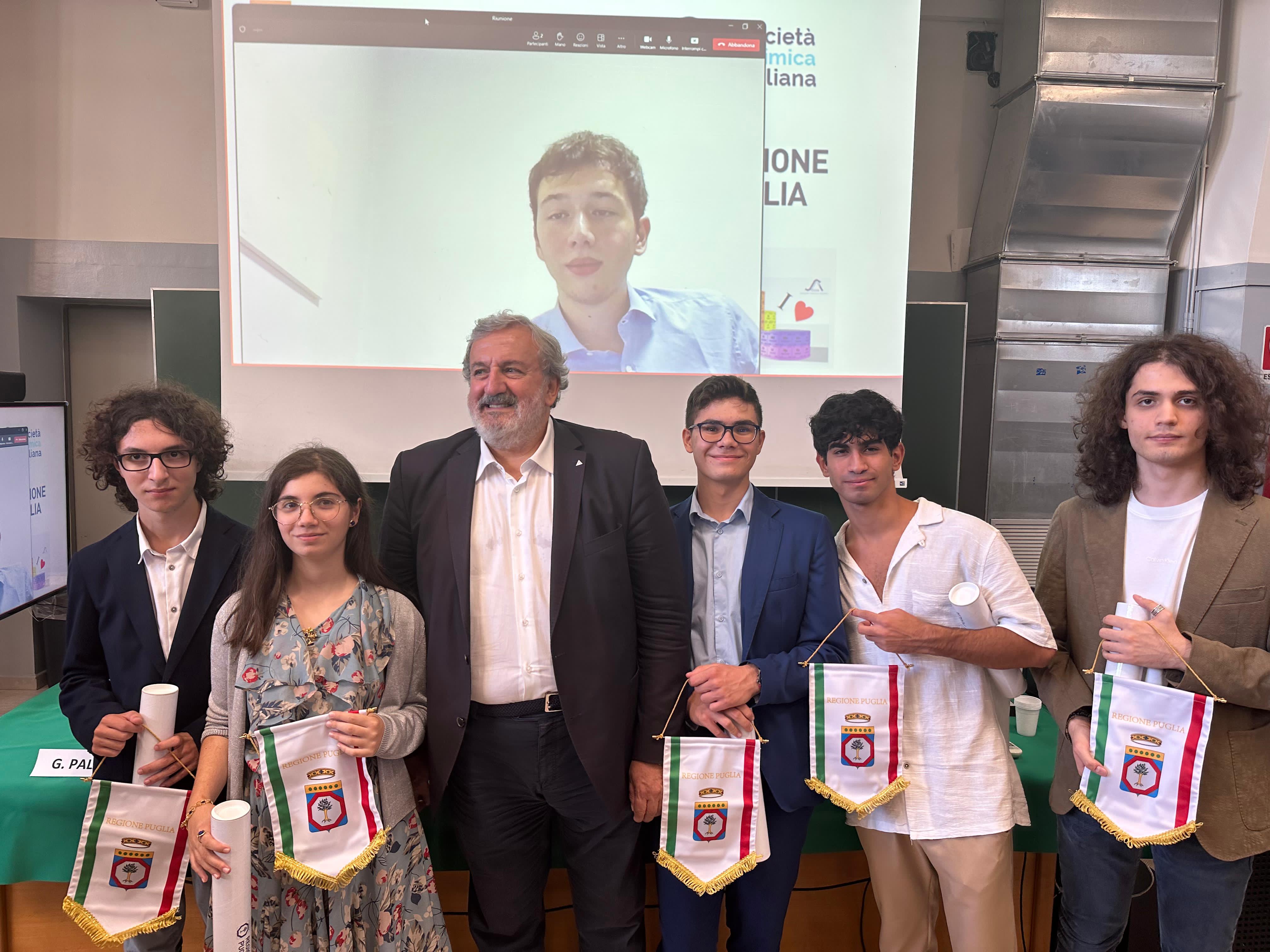 Galleria GIOCHI DELLA CHIMICA, EMILIANO E FARINOLA (SCI) HANNO INCONTRATO GLI STUDENTI PUGLIESI DISTINTISI ALL’ULTIMA EDIZIONE - Diapositiva 6 di 11