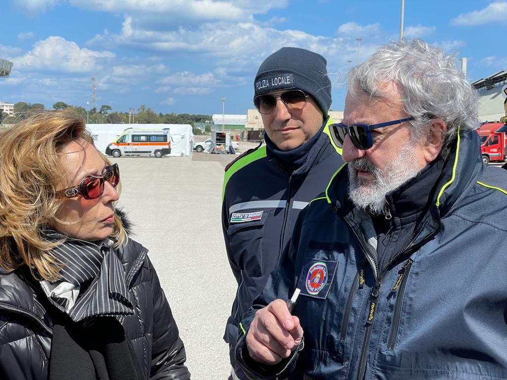 Galleria Emiliano a Brindisi per accogliere la nave di Medici Senza Frontiere con 339 persone salvate al largo di Malta - Diapositiva 29 di 34