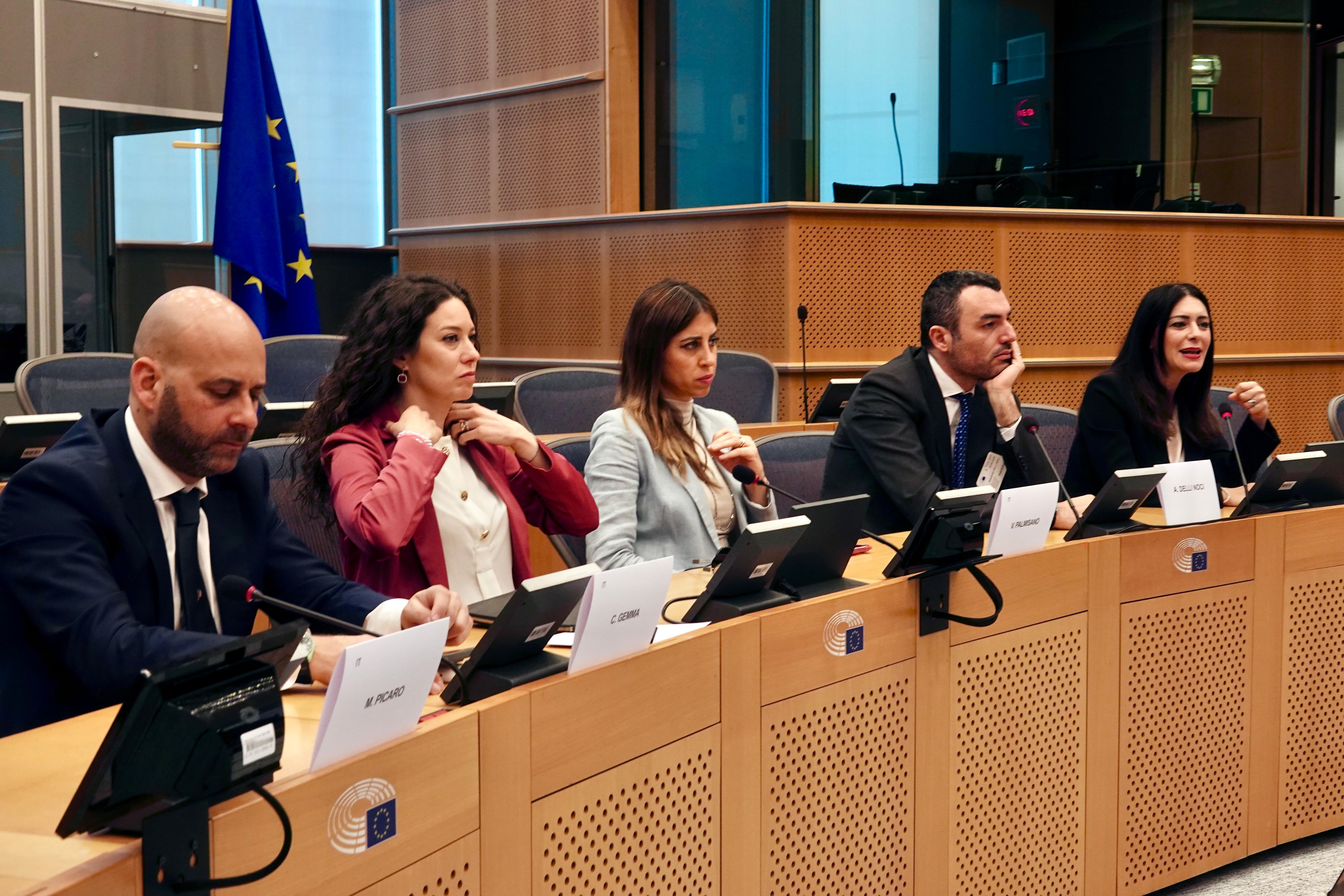 Galleria LA SCUOLA REGIONALE DI FORMAZIONE PER LE POLITICHE GIOVANILI IN MISSIONE A BRUXELLES: 40 AMMINISTRATORI LOCALI PUGLIESI A CONFRONTO CON EUROPARLAMENTARI E DIRIGENTI EUROPEI - Diapositiva 4 di 10