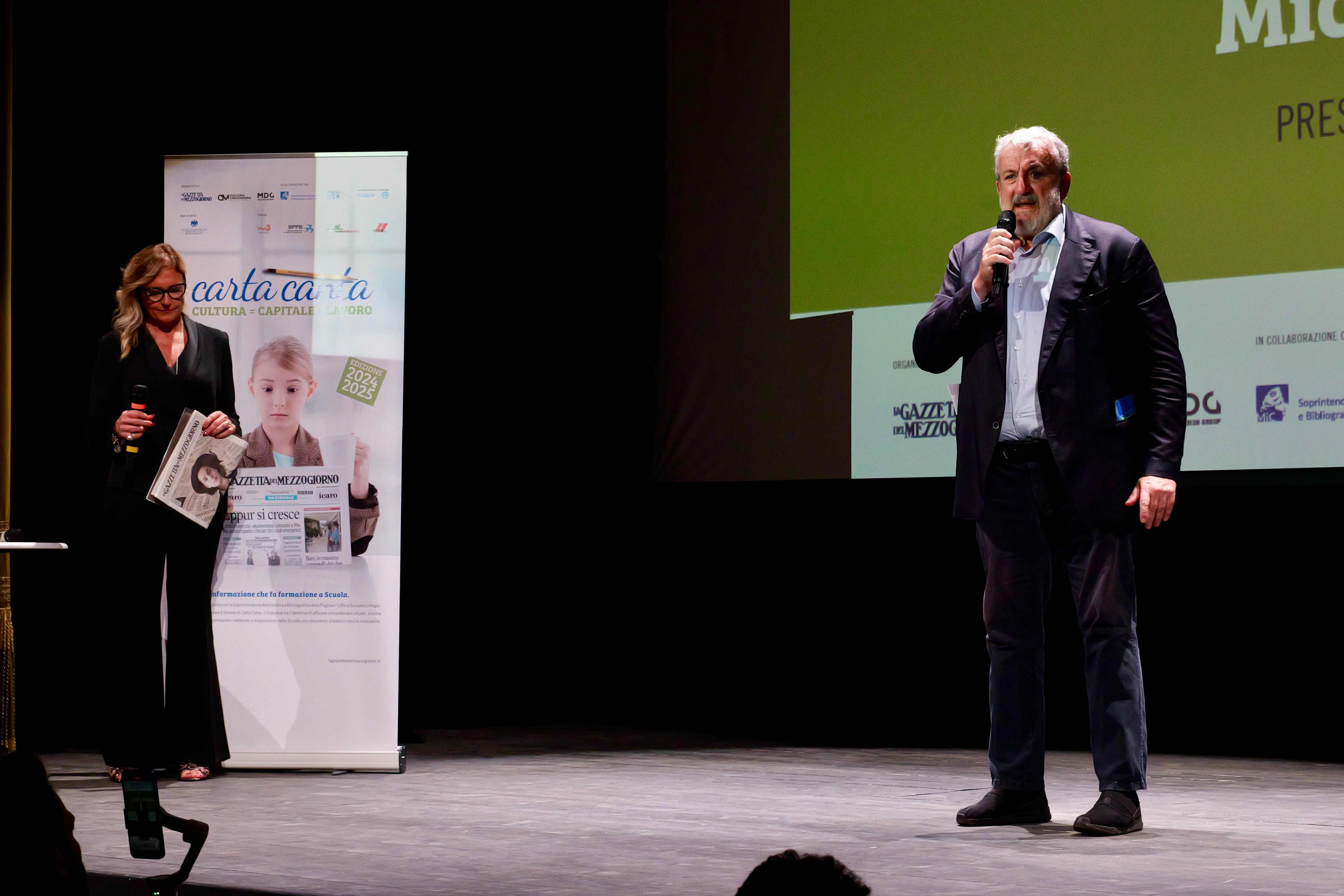 Galleria Il presidente Emiliano alla giornata conclusiva del progetto “Carta Canta”: “La lettura dei giornali quotidiani utile ai ragazzi per conservare la cultura dell’approfondimento e dello spirito critico” - Diapositiva 9 di 9