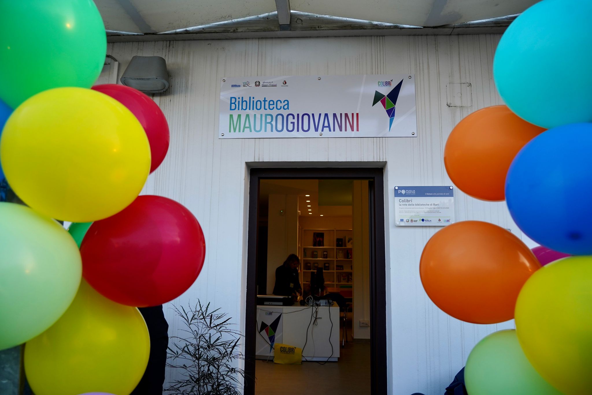 Galleria A CARBONARA L’INAUGURAZIONE DELLA COMMUNITY LIBRARY “MAUROGIOVANNI” NELLA SCUOLA DE MARINIS CON IL PRESIDENTE EMILIANO - Diapositiva 1 di 9