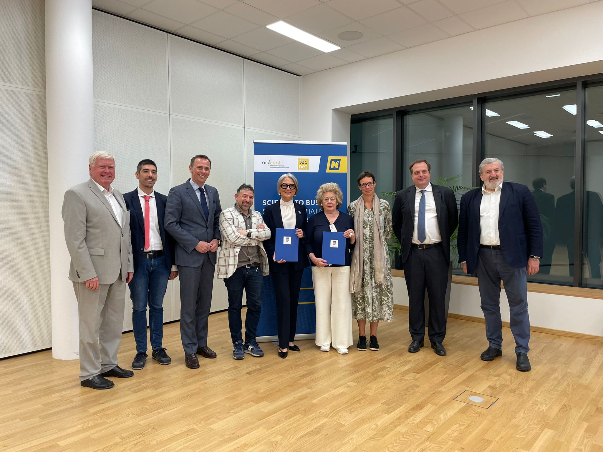 Galleria La Regione Puglia a Vienna: l'incontro con il Governo della Bassa Austria e sottoscrizione dell'accordo tra Università di Bari e la Danube Private University - Diapositiva 1 di 11