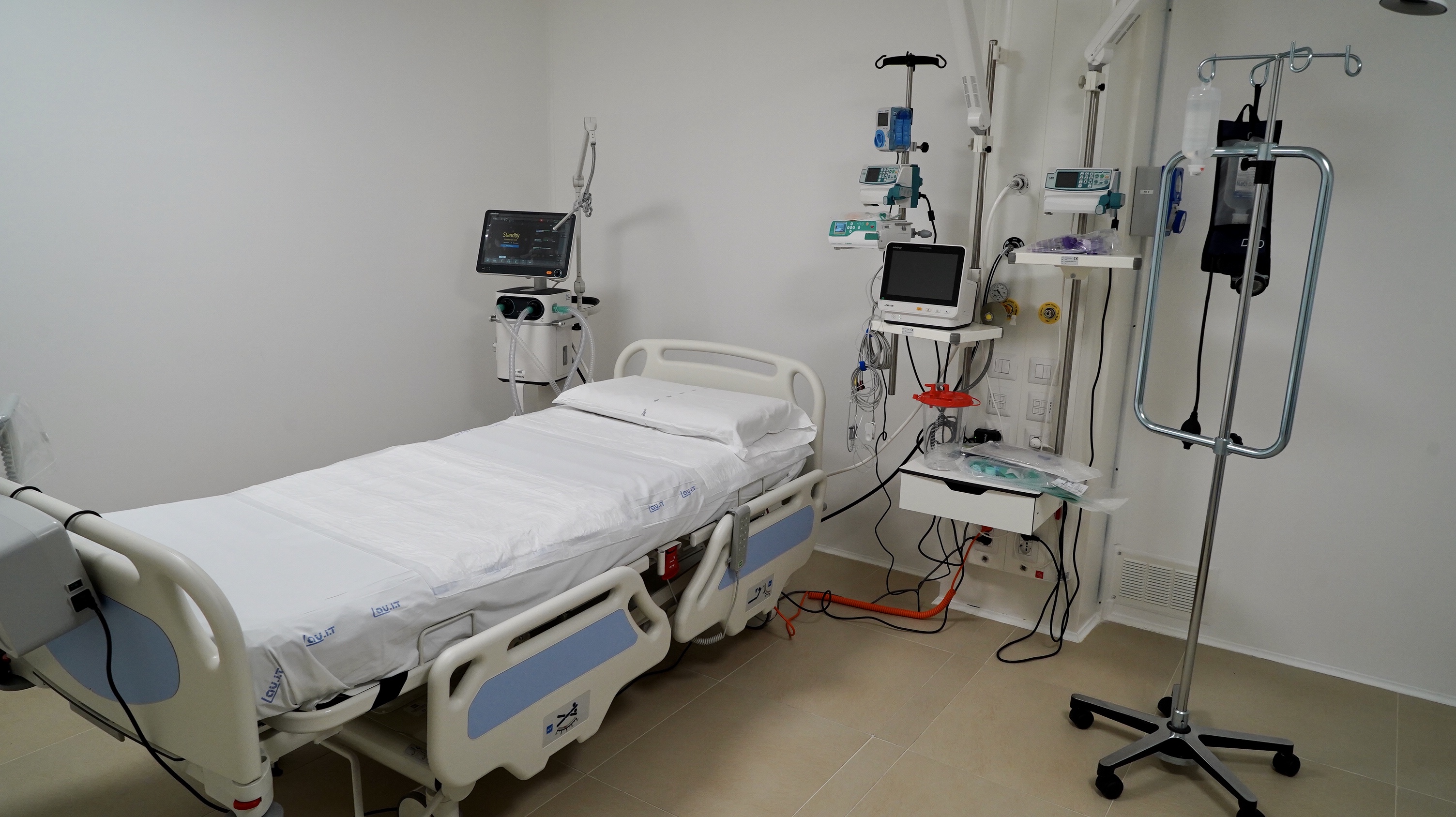 Galleria Emiliano visita il nuovo reparto di terapia intensiva realizzato dalla Protezione Civile della Regione Puglia - Diapositiva 8 di 11