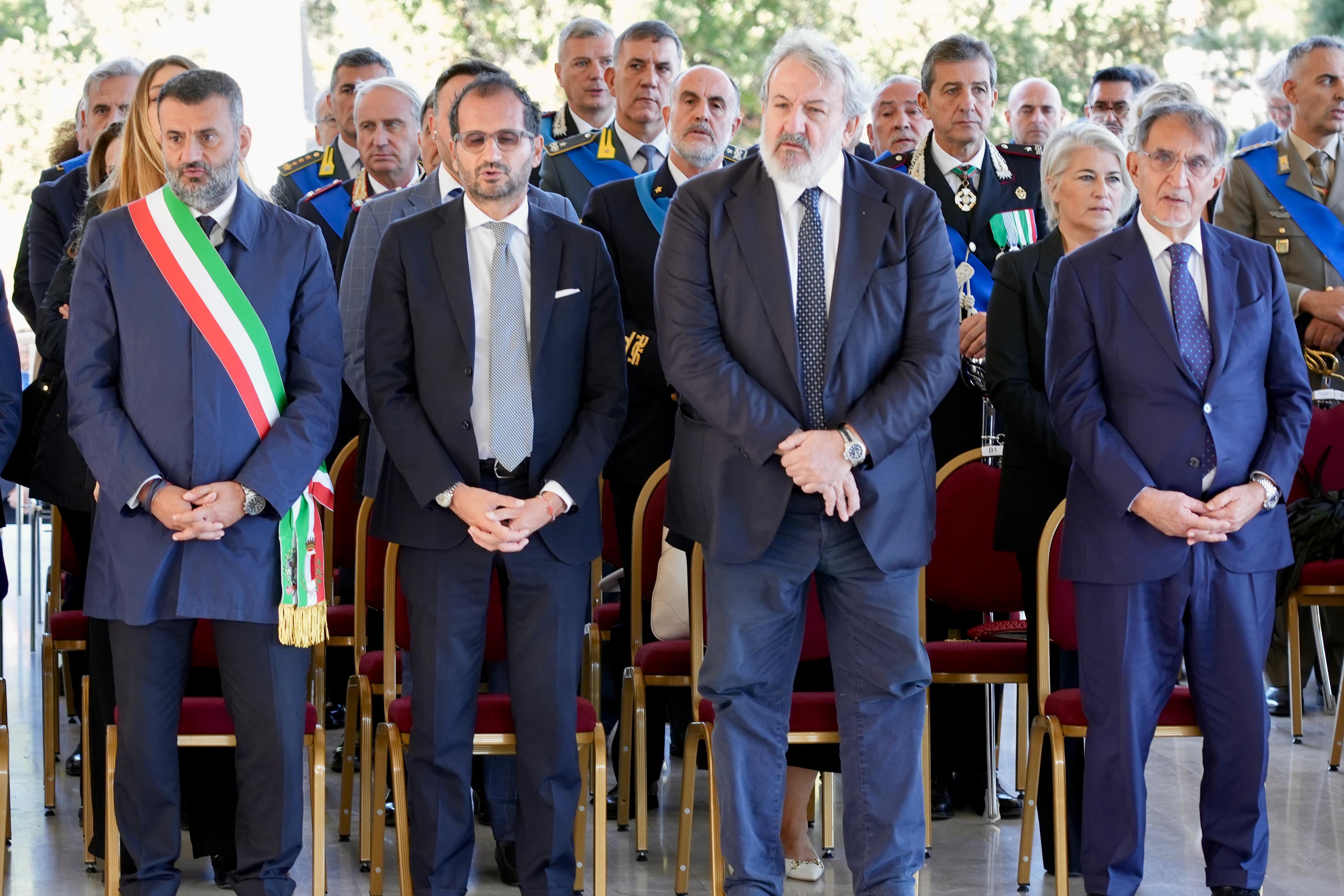 Galleria Il presidente Emiliano alle celebrazioni della Giornata dell'Unità nazionale e delle Forze Armate: “Festa che esprime gratitudine per i nostri caduti e volontà di pace” - Diapositiva 2 di 14