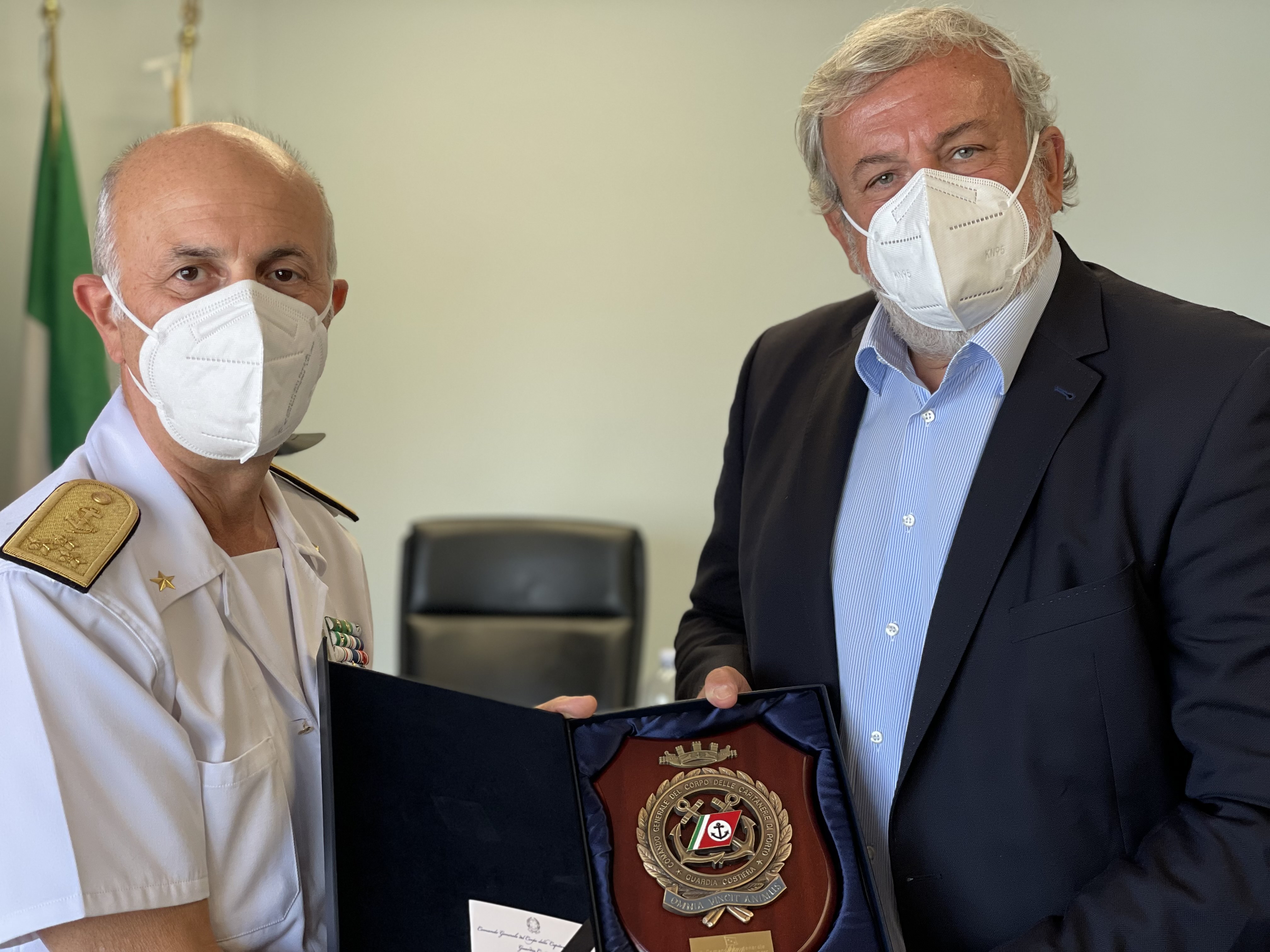 Galleria IL PRESIDENTE EMILIANO INCONTRA IL COMANDANTE GENERALE DEL CORPO DELLE CAPITANERIE DI PORTO - Diapositiva 1 di 2