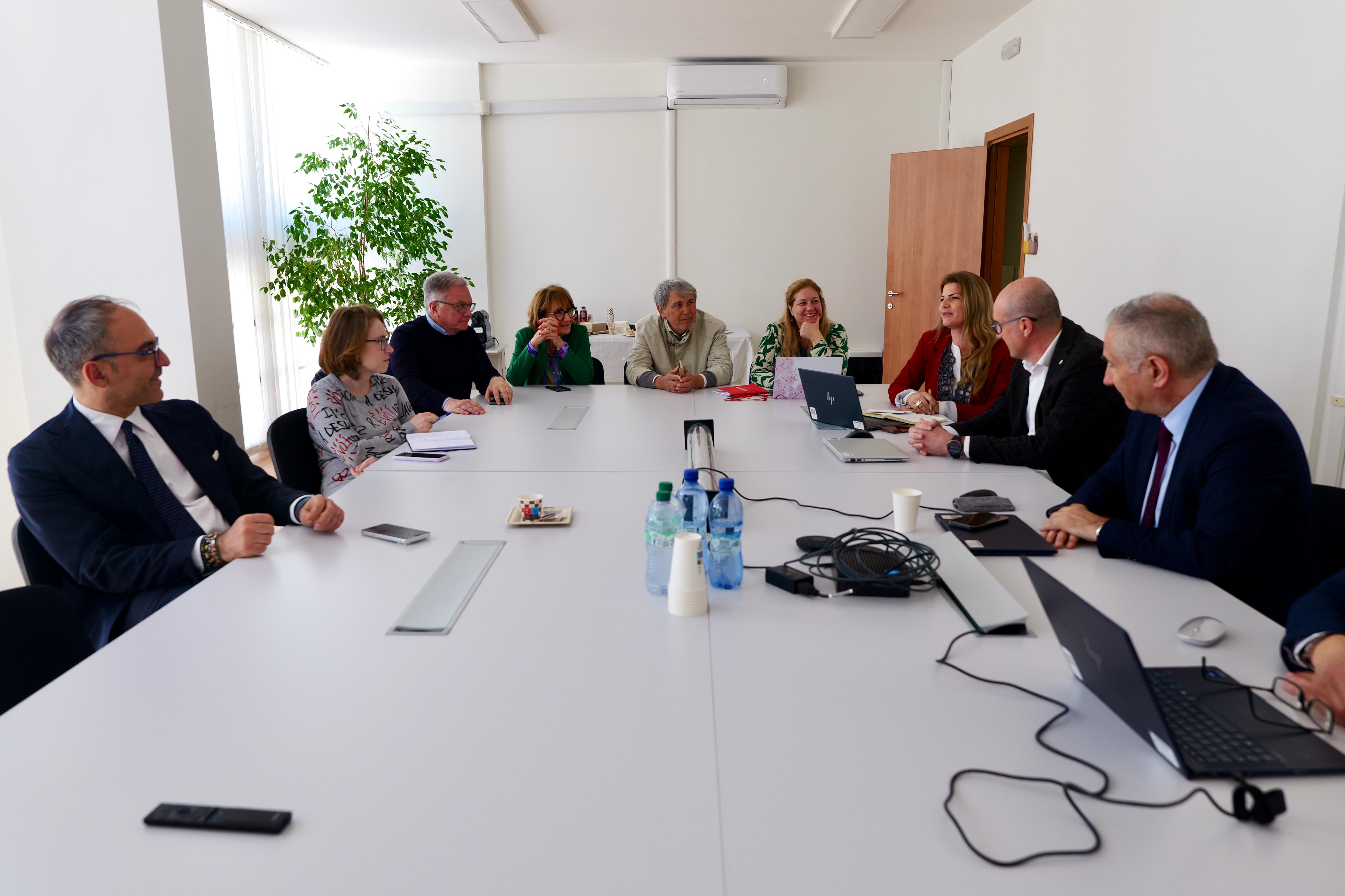 Galleria Trasporti, l’assessore Piemontese in visita alla sede Alstom di Modugno (Bari), dove si lavora sulle tecnologie applicate alla mobilità e alla sicurezza del trasporto ferroviario - Diapositiva 13 di 14