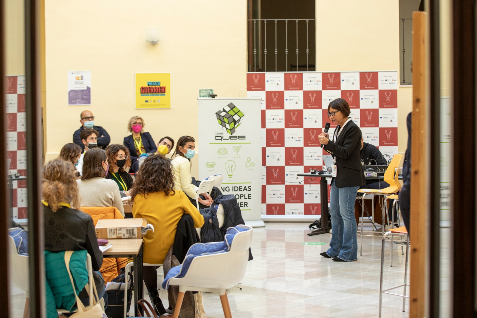 Galleria APPRODA A BRINDISI AGENDA PER IL LAVORO 2021-2027 DI REGIONE PUGLIA TERZA TAPPA NEL COWORKING SPACE MOLO 12 DI PALAZZO GUERRERI - Diapositiva 8 di 9