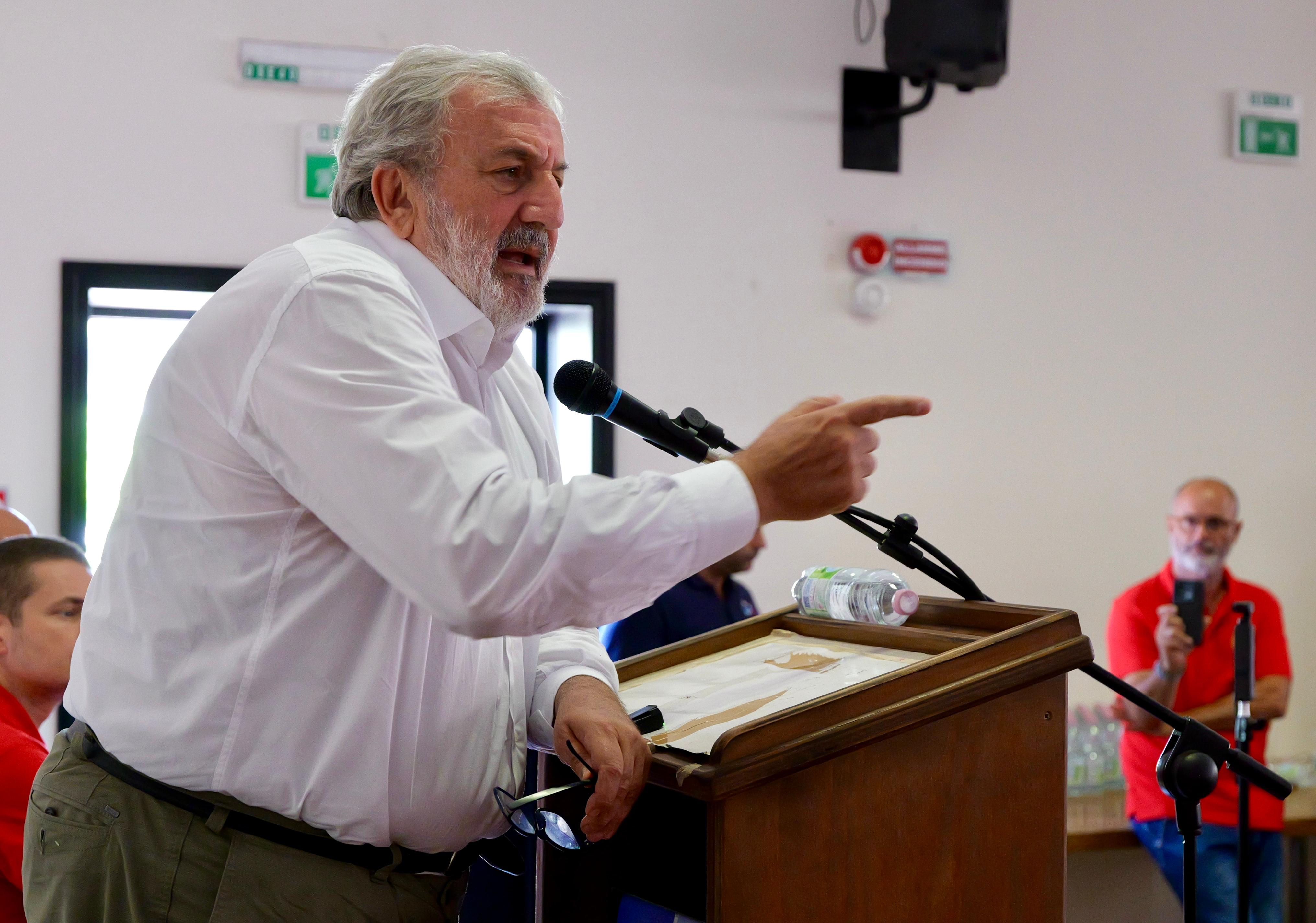 Galleria Il presidente Emiliano al consiglio di fabbrica ex Ilva: “il sindacato ci chiede di non mollare sulla decarbonizzazione e di non favorire la deindustrializzazione” - Diapositiva 1 di 7