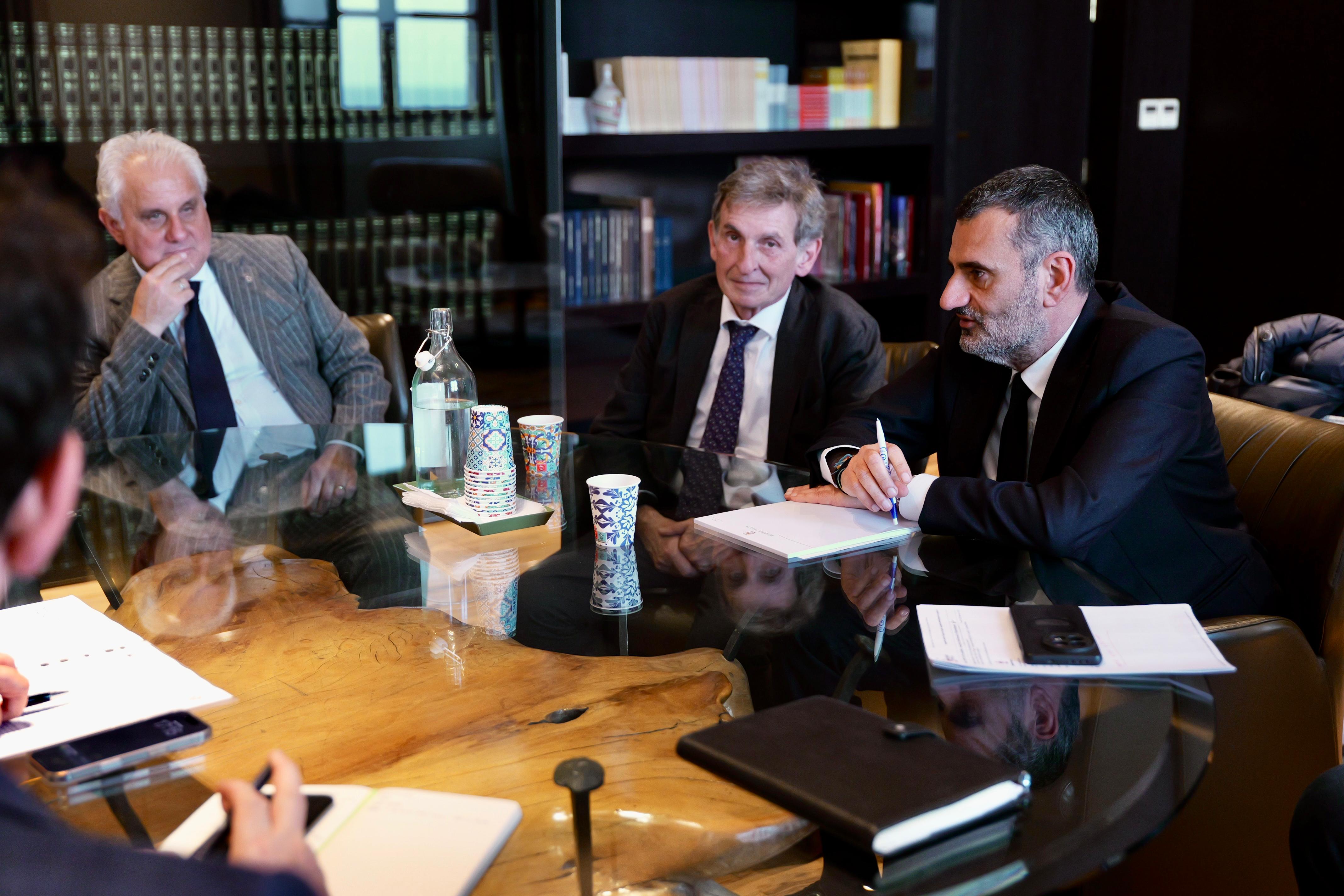 Galleria Il presidente Decaro incontra Ordine dei Commercialisti: “Momento di confronto e di condivisione di strategie per supportare imprese e professionisti” - Diapositiva 3 di 5