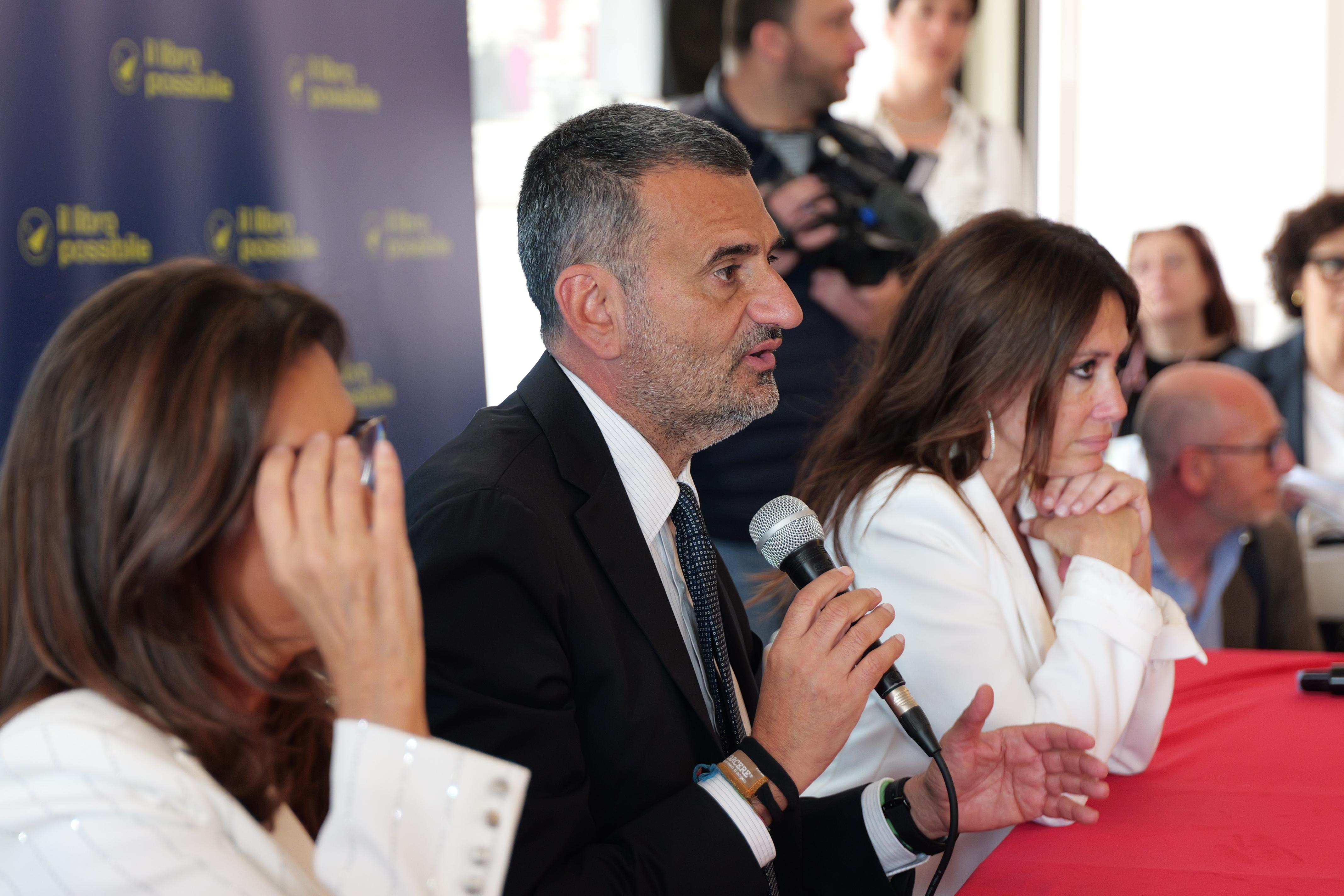 Galleria “Discorso all’umanità”: arriva la venticinquesima edizione de “Il Libro Possibile” tra Polignano e Vieste - Diapositiva 1 di 2