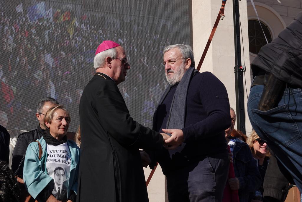 Galleria IL PRESIDENTE EMILIANO ALLA MANIFESTAZIONE DI LIBERA A MANFREDONIA: “QUI PER DIRE CHE LA CITTÀ NON È SOLA” - Diapositiva 6 di 9