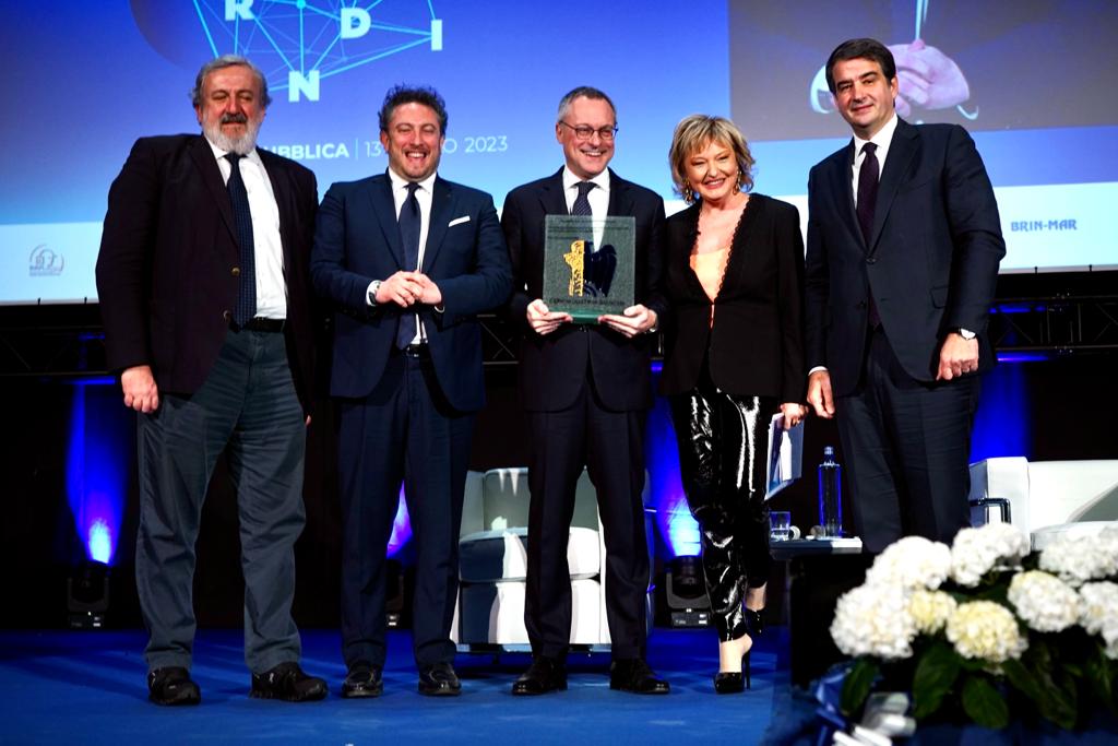 Galleria EMILIANO ALL’ASSEMBLEA DI CONFINDUSTRIA BRINDISI: “LE SOLE RISORSE EUROPEE NON BASTANO, IL GOVERNO PROVVEDA CON SOLLECITUDINE A STANZIARE I FONDI FSC PER NON VANIFICARE GLI SFORZI COMPIUTI IN QUESTI ANNI DALLA PUGLIA” - Diapositiva 6 di 7