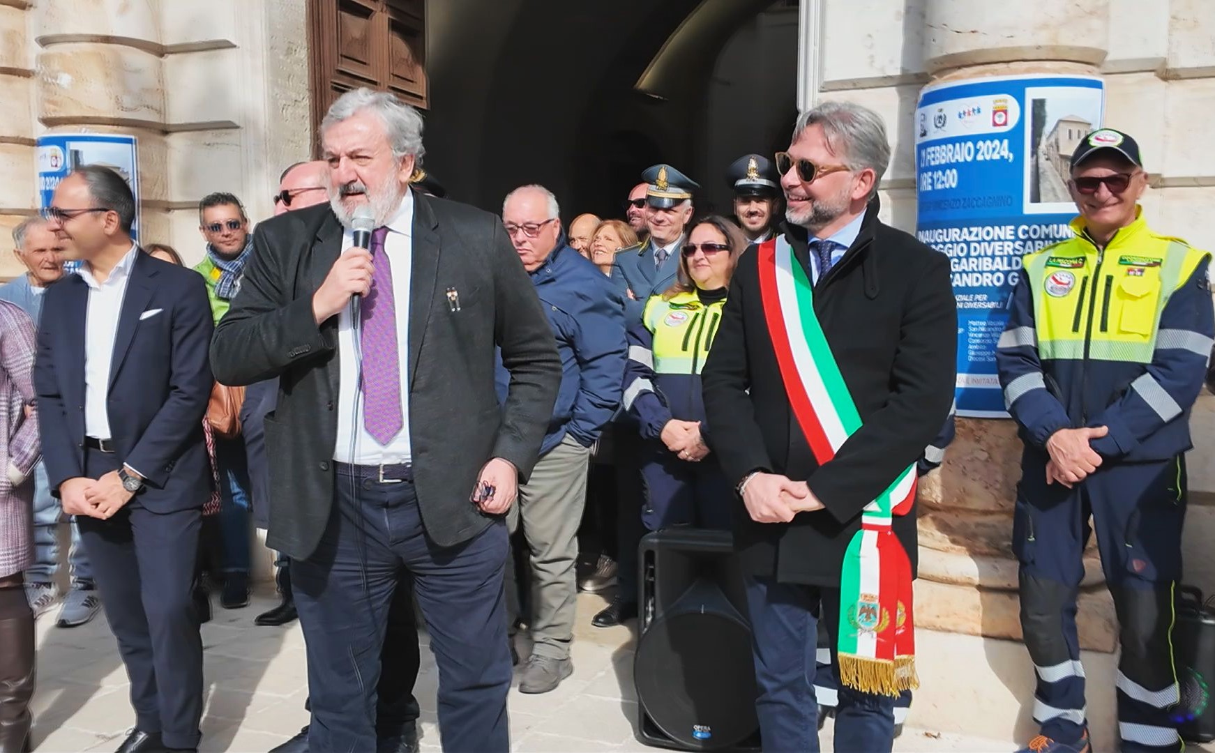 Galleria EMILIANO, CON PIEMONTESE E BARONE, ALL’INAUGURAZIONE DI UNA CASA ALLOGGIO PER PERSONE DIVERSAMENTE ABILI A SAN NICANDRO GARGANICO: “LA REGIONE È AL FIANCO DELLE CITTÀ PUGLIESI” - Diapositiva 8 di 8