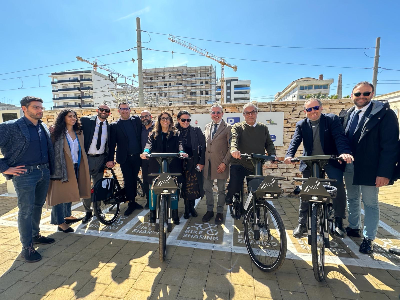 Galleria Mobilità sostenibile, Maurodinoia inaugura il nuovo servizio di bike sharing di Molfetta finanziato dalla Regione - Diapositiva 1 di 4