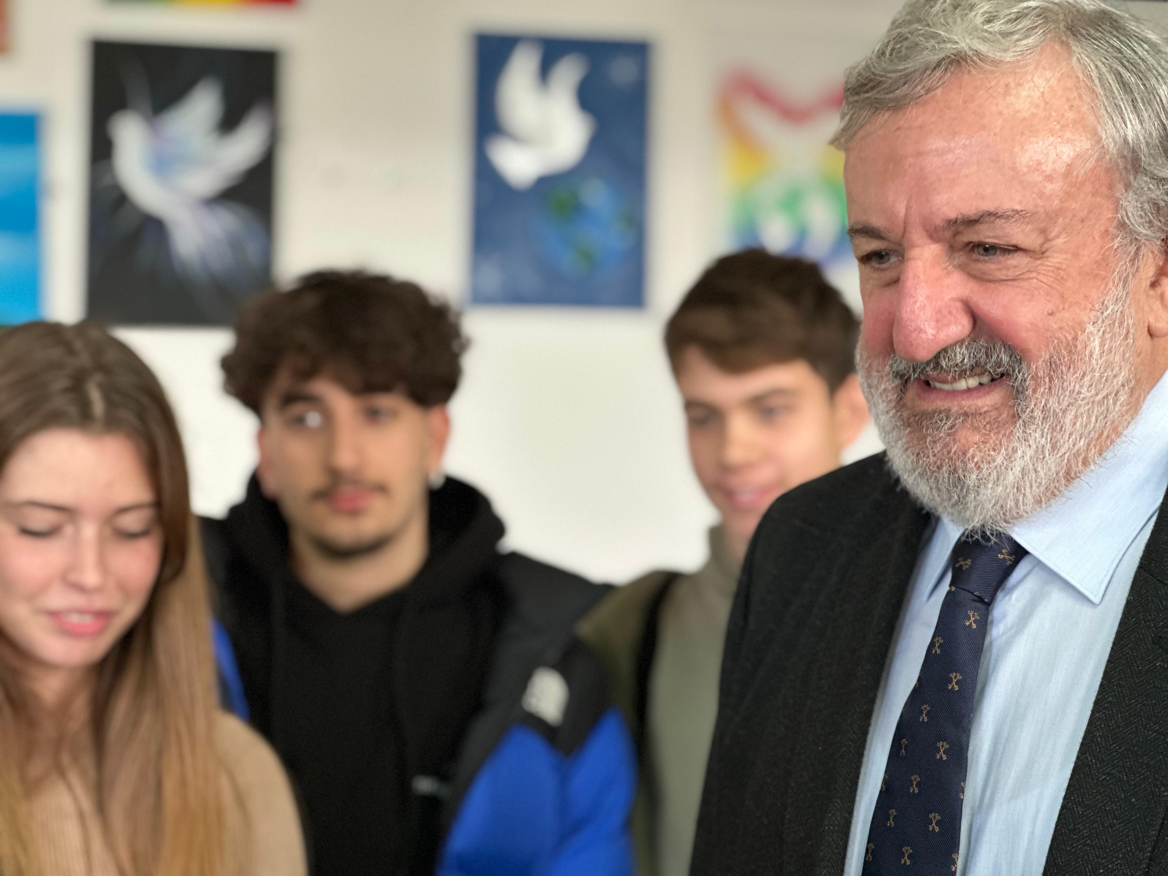 Galleria Tricase, Emiliano al liceo Stampacchia per dialogare con i giovani su legalità e territorio: “Il rispetto dei diritti è il modo per ricostruire la felicità” &nbsp; - Diapositiva 6 di 6