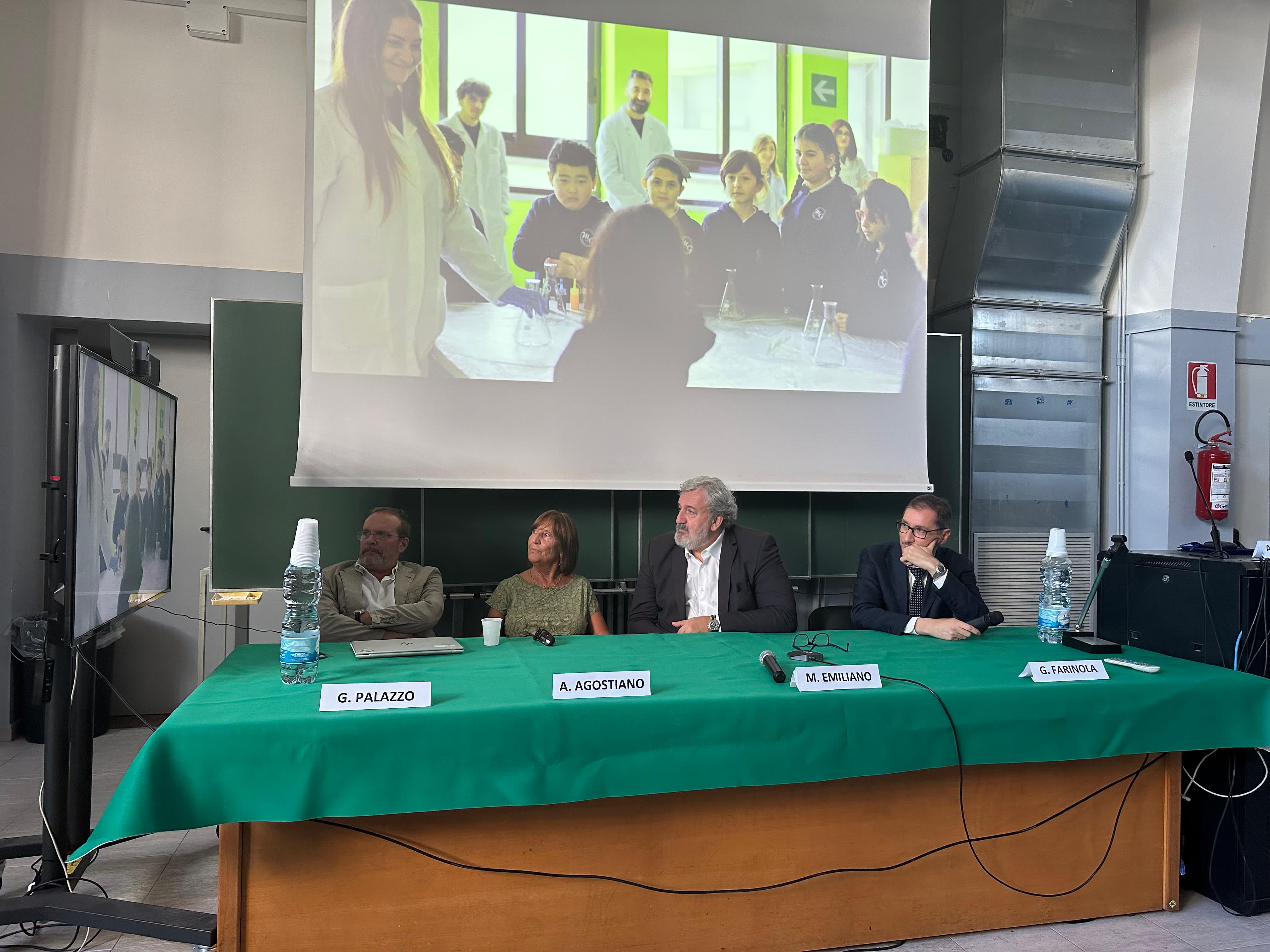 Galleria GIOCHI DELLA CHIMICA, EMILIANO E FARINOLA (SCI) HANNO INCONTRATO GLI STUDENTI PUGLIESI DISTINTISI ALL’ULTIMA EDIZIONE - Diapositiva 4 di 11