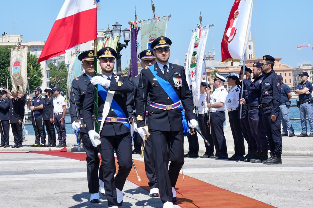 Galleria CELEBRAZIONI DEL 77° ANNIVERSARIO DELLA FONDAZIONE DELLA REPUBBLICA A BARI. EMILIANO: “RICORRENZA CELEBRATA TUTTO L’ANNO DA CHI SVOLGE IL PROPRIO DOVERE” - Diapositiva 7 di 12