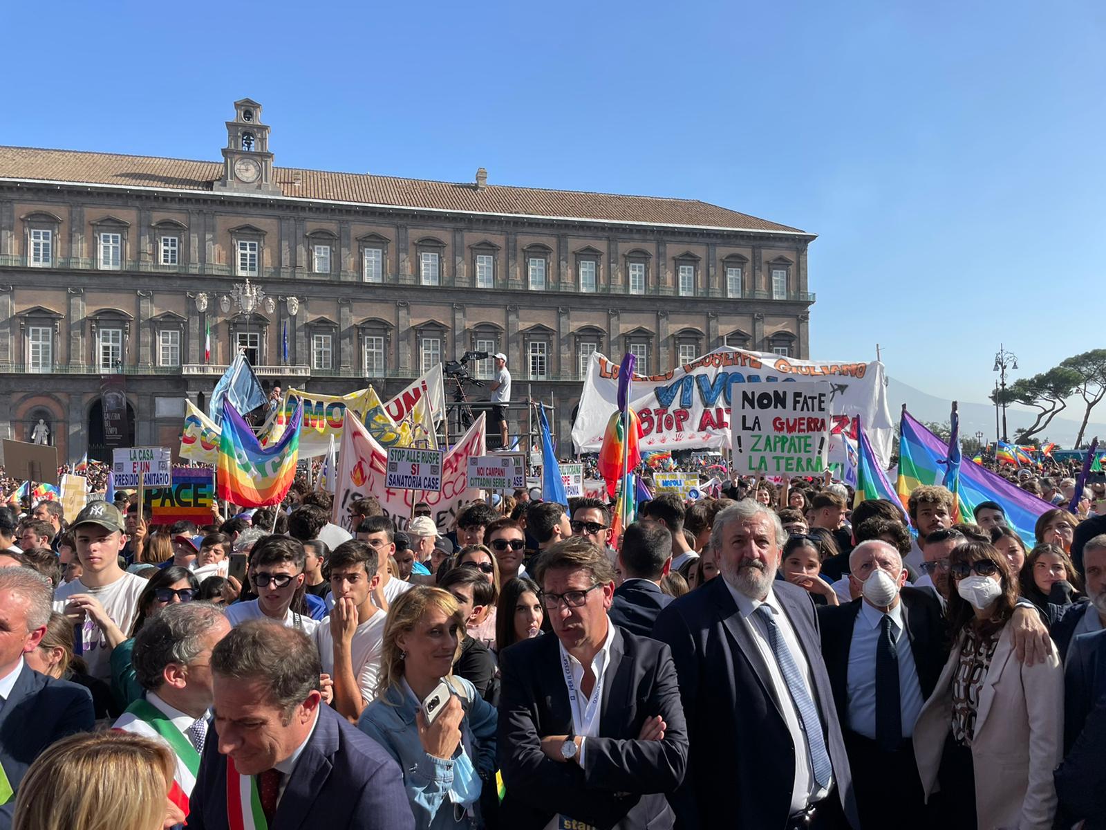 Galleria Emiliano alla marcia per la pace a Napoli: “Una piazza piena di giovani che ha intuito le insidie e le speranze di una generazione intera” - Diapositiva 3 di 7