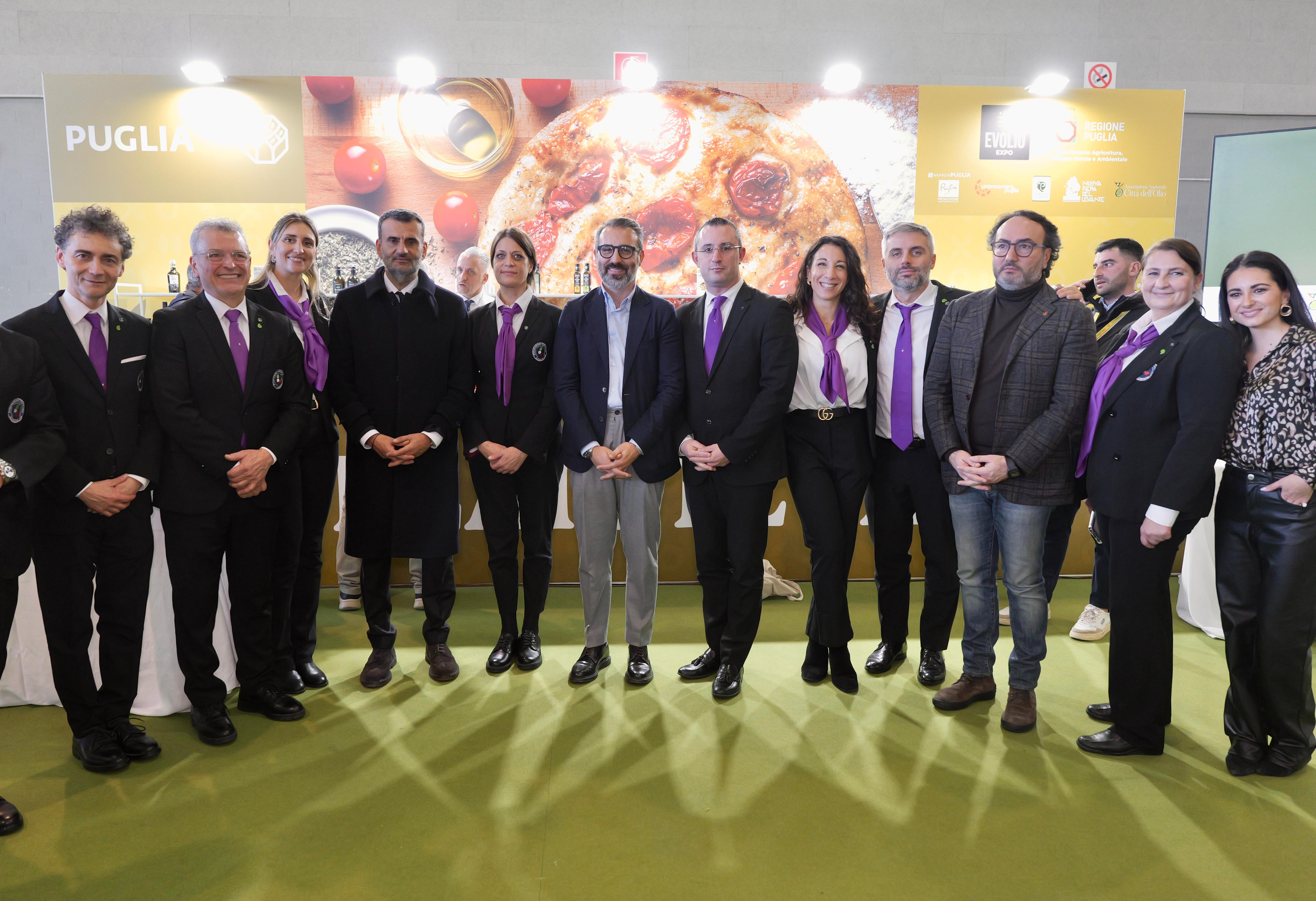 Galleria Evolio Expo 2026, Decaro: “Olivicoltura è settore strategico. Si lavori insieme per tutelare questo enorme patrimonio come condiviso con il sottosegretario La Pietra” - Diapositiva 2 di 7