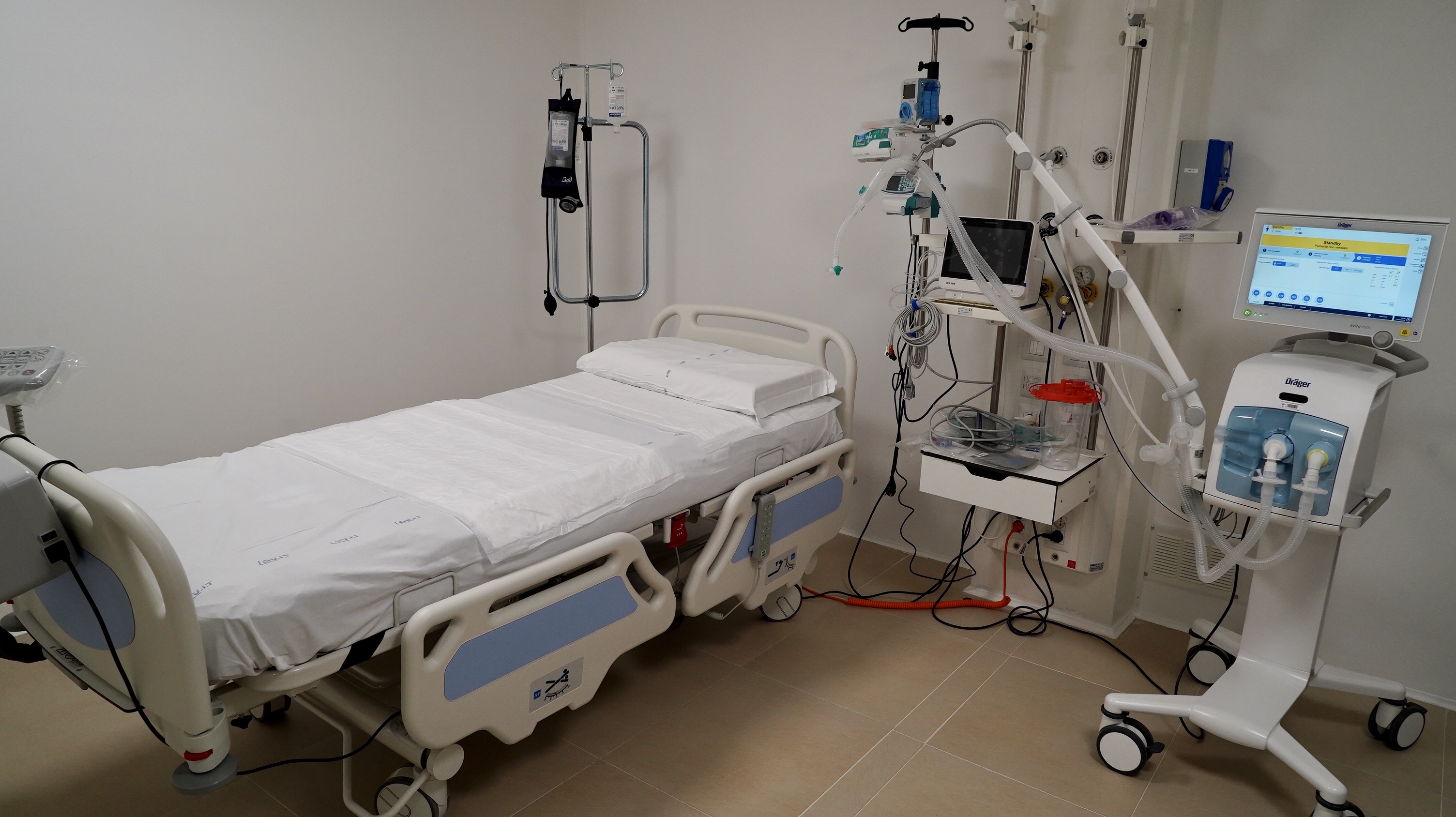 Galleria Emiliano visita il nuovo reparto di terapia intensiva realizzato dalla Protezione Civile della Regione Puglia - Diapositiva 6 di 11