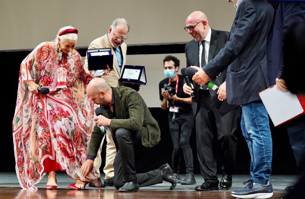 Galleria BIFEST, EMILIANO ALLA PREMIAZIONE DI HELEN MIRREN E TAYLOR HACKFORD - Diapositiva 15 di 27