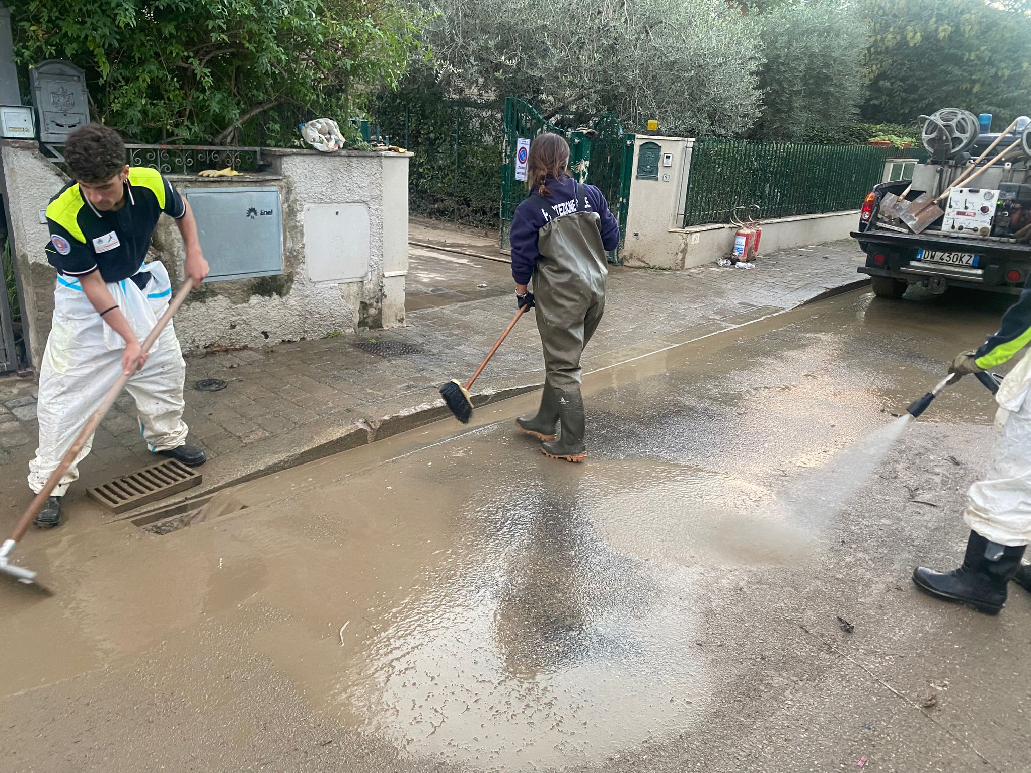 Galleria EMERGENZA ALLUVIONE, EMILIANO E GIANI A CAMPI BISENZIO CON LA COLONNA MOBILE DELLA PROTEZIONE CIVILE  - Diapositiva 12 di 18