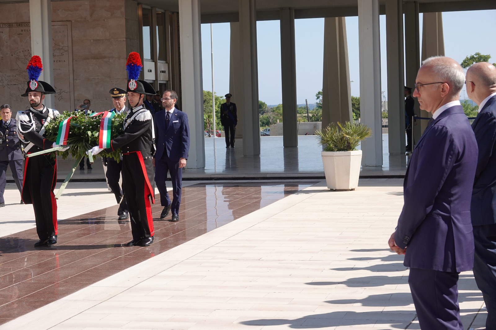 Galleria CELEBRAZIONI DEL 77° ANNIVERSARIO DELLA FONDAZIONE DELLA REPUBBLICA A BARI. EMILIANO: “RICORRENZA CELEBRATA TUTTO L’ANNO DA CHI SVOLGE IL PROPRIO DOVERE” - Diapositiva 3 di 12