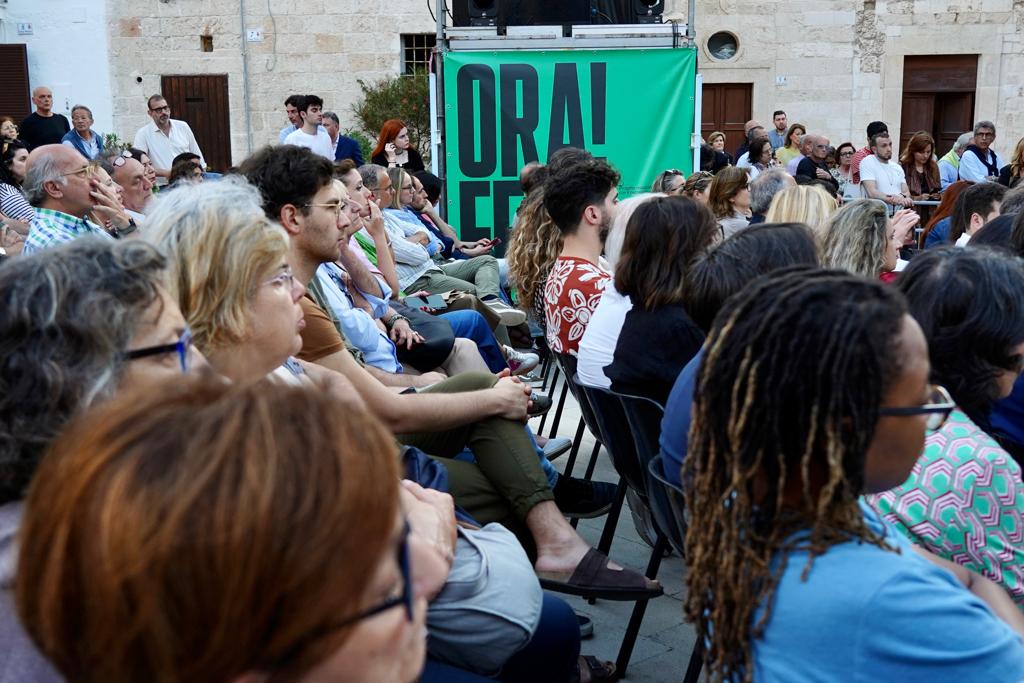 Galleria Emiliano all’ORA! FEST di Monopoli: “Ringrazio gli organizzatori di questo e di tutti i festival che si tengono in Puglia perché danno prestigio alla nostra terra” - Diapositiva 12 di 21