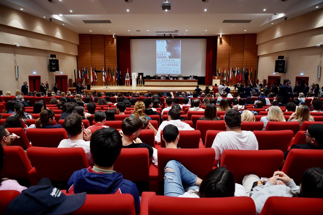 Galleria Emiliano e Leo al convegno “La Scuola, un cantiere sempre aperto sul futuro” con il Ministro Valditara. - Diapositiva 4 di 9