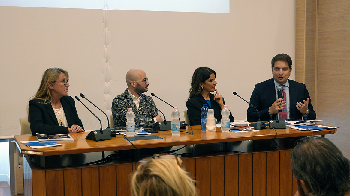 Galleria MANIBUS Festival Internazionale di Arte e Impresa: Regione Puglia e i Comuni di Fasano e Monopoli hanno ufficialmente aperto la prima edizione - Diapositiva 2 di 10