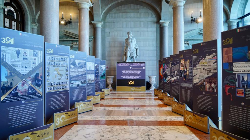 Galleria Emiliano alla mostra per i 30 anni della DIA: “Qui vedo scorrere la mia vita. La DIA nacque da un’intuizione di Falcone e ora l’Italia è riferimento nel mondo per il contrasto alle mafie” - Diapositiva 2 di 6