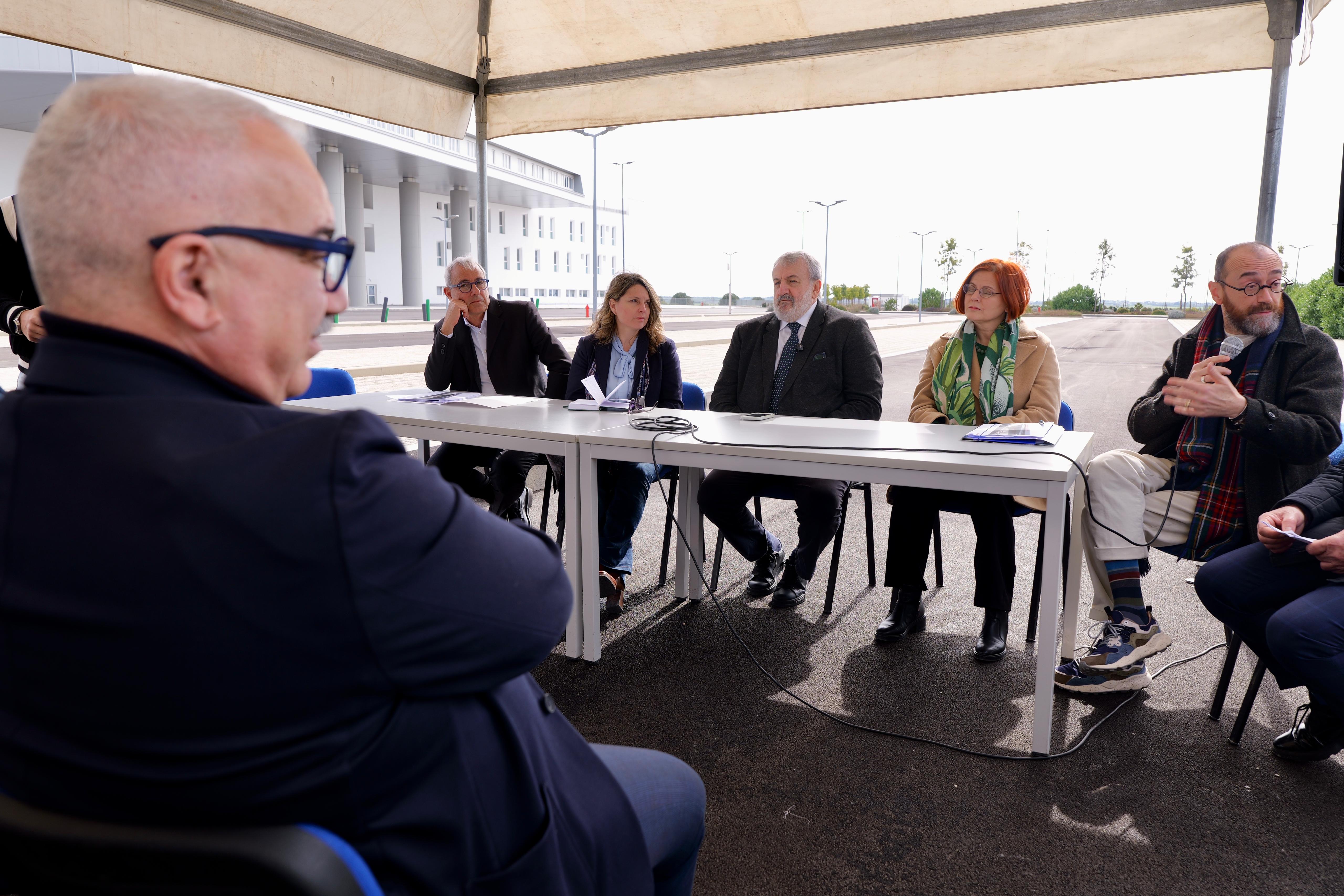 Galleria Il presidente Emiliano e l’assessora Matrangola alla presentazione del concorso per la valorizzazione artistica del nuovo ospedale San Cataldo di Taranto - Diapositiva 2 di 7