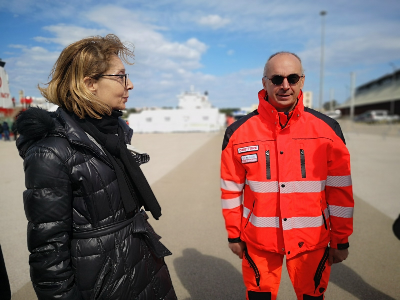 Galleria ACCOLTA A BRINDISI LA NAVE DI EMERGENCY CON 105 PERSONE SALVATE AL LARGO DELLA LIBIA. - Diapositiva 14 di 15