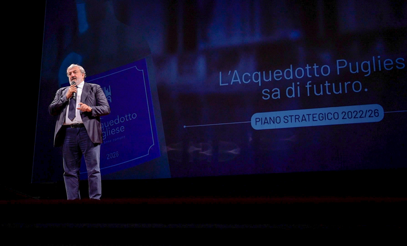 Galleria Emiliano alla presentazione del Piano Strategico di Aqp: “Azienda che incarna l’efficienza e l’economicità della gestione mantenendo uno strettissimo legame con i cittadini” - Diapositiva 2 di 4