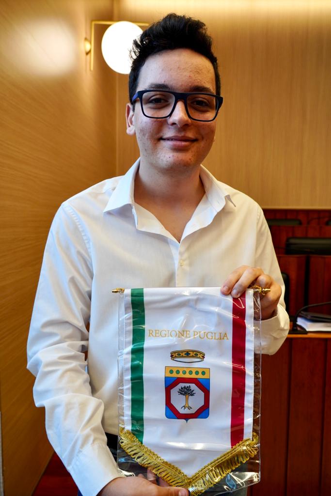 Galleria Il presidente Emiliano riceve gli studenti dell’IISS Marconi-Hack di Bari arrivati terzi ai campionati nazionali di robotica - Diapositiva 7 di 8