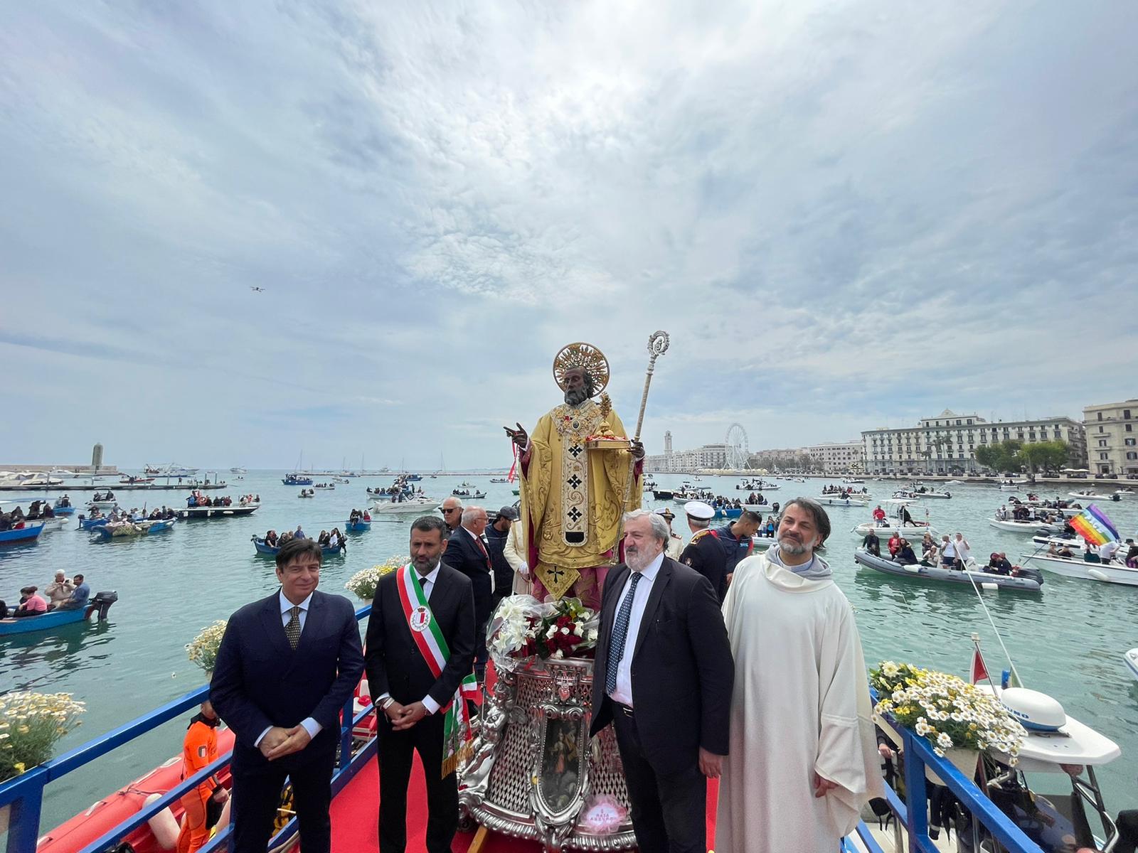 Galleria EMILIANO ALLE CELEBRAZIONI PER SAN NICOLA A BARI: “È LA FESTA IN CUI SI CELEBRA LA GRANDEZZA DELL’UMANITÀ”  - Diapositiva 10 di 14