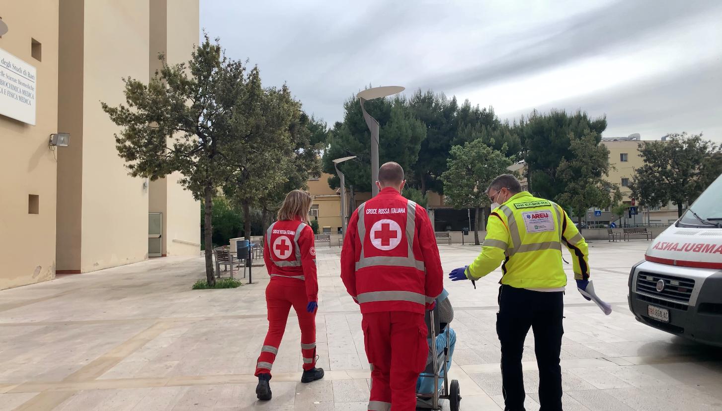 Galleria Guarisce dal Covid e viene dimesso: torna a casa il paziente lombardo curato al Policlinico di Bari - Diapositiva 1 di 5