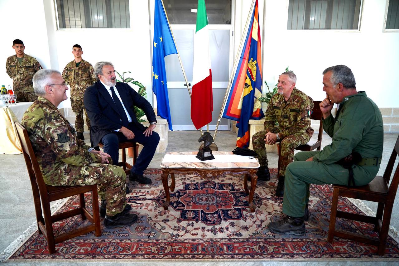 Galleria Il Capo di Stato Maggiore dell’Esercito incontra il Presidente Emiliano - Diapositiva 8 di 13