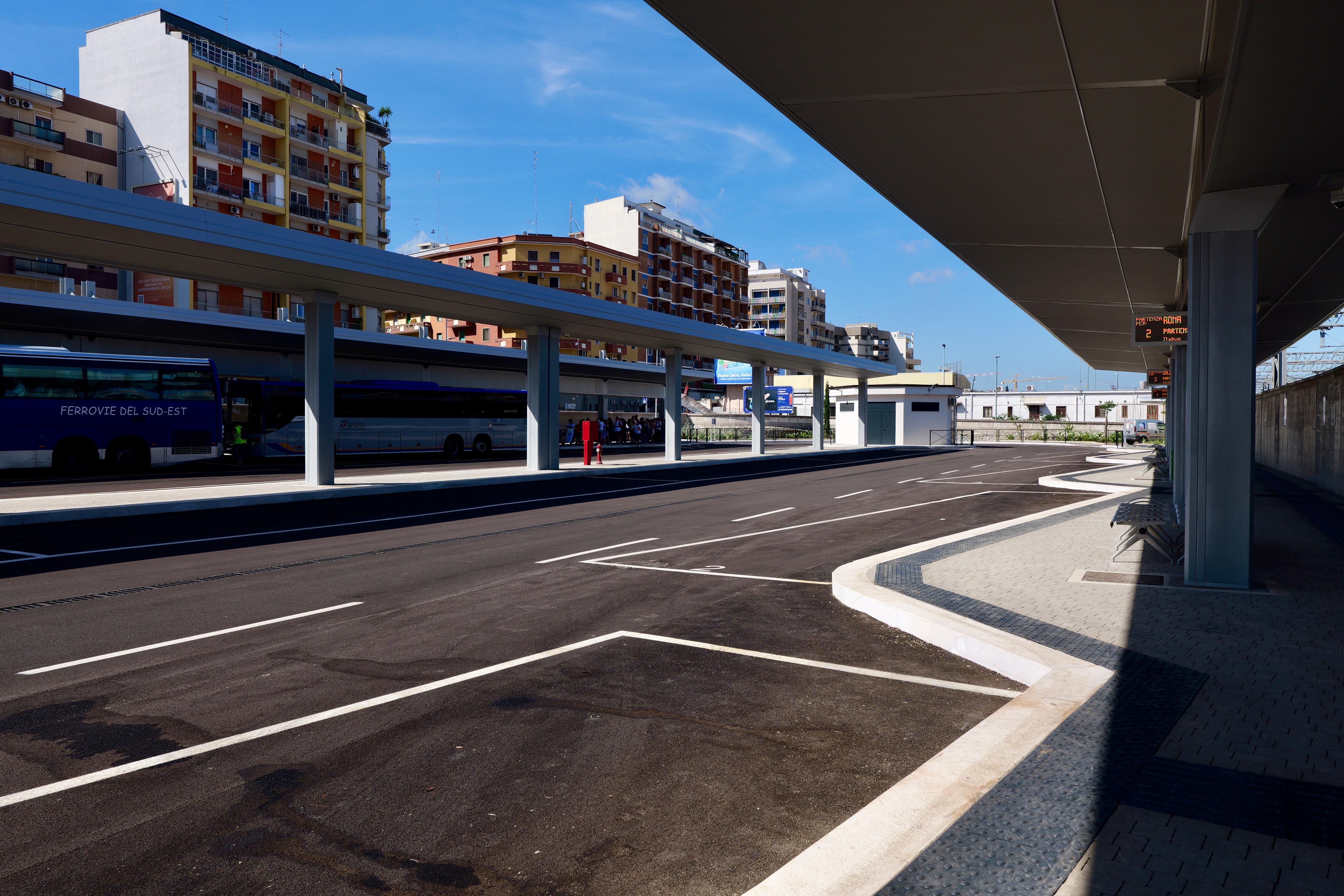Galleria Terminal bus di Bari Centrale, Emiliano e Ciliento: “Con questa struttura affermiamo l’idea di un’offerta di trasporto ordinata, intermodale, sostenibile e sicura” - Diapositiva 1 di 7