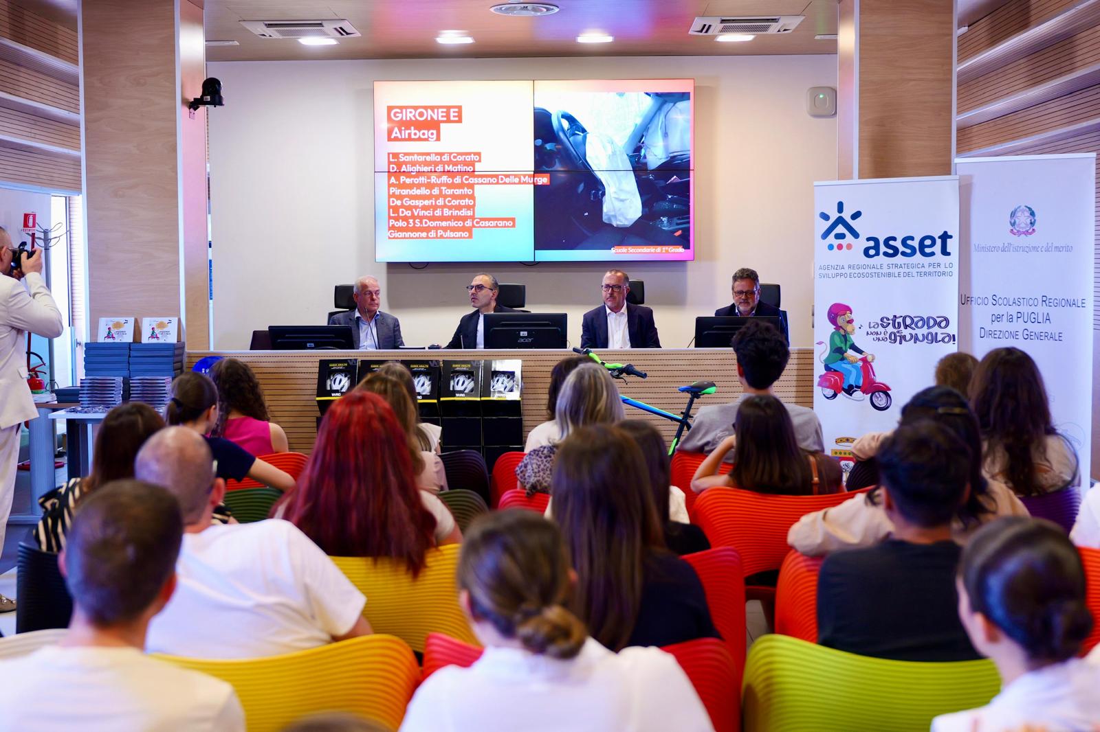 Galleria Sicurezza stradale, “La strada non è una giungla”: premiati in Regione gli studenti vincitori - Diapositiva 4 di 11