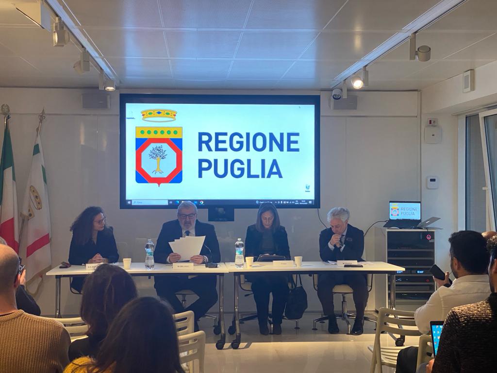 Galleria #H2PugliaEurope2030, il presidente Emiliano presenta a Bruxelles  la strategia regionale per l'idrogeno - Diapositiva 2 di 2