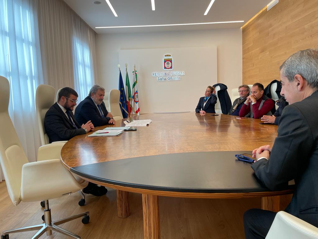 Galleria FINANZIARIA NAZIONALE: EMILIANO INCONTRA DELEGAZIONE UIL PUGLIA - Diapositiva 4 di 6