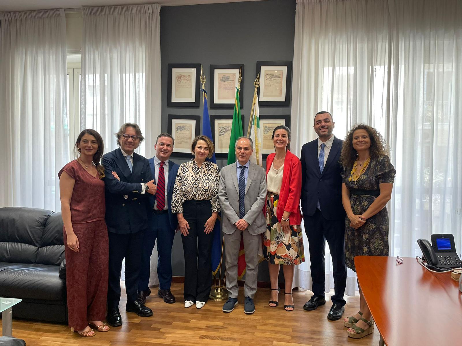 Galleria Sigla della dichiarazione congiunta tra Regione Puglia e UNIDO ITPO Italy - Diapositiva 1 di 2