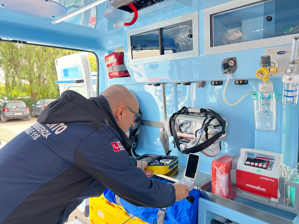 Galleria INTERNALIZZAZIONE 118 ASL BT: IL PRESIDENTE EMILIANO OGGI ALLA FIRMA DEL CONTRATTO SANITASERVICE DI 198 AUTISTI E AUTISTI SOCCORRITORI - Diapositiva 9 di 9