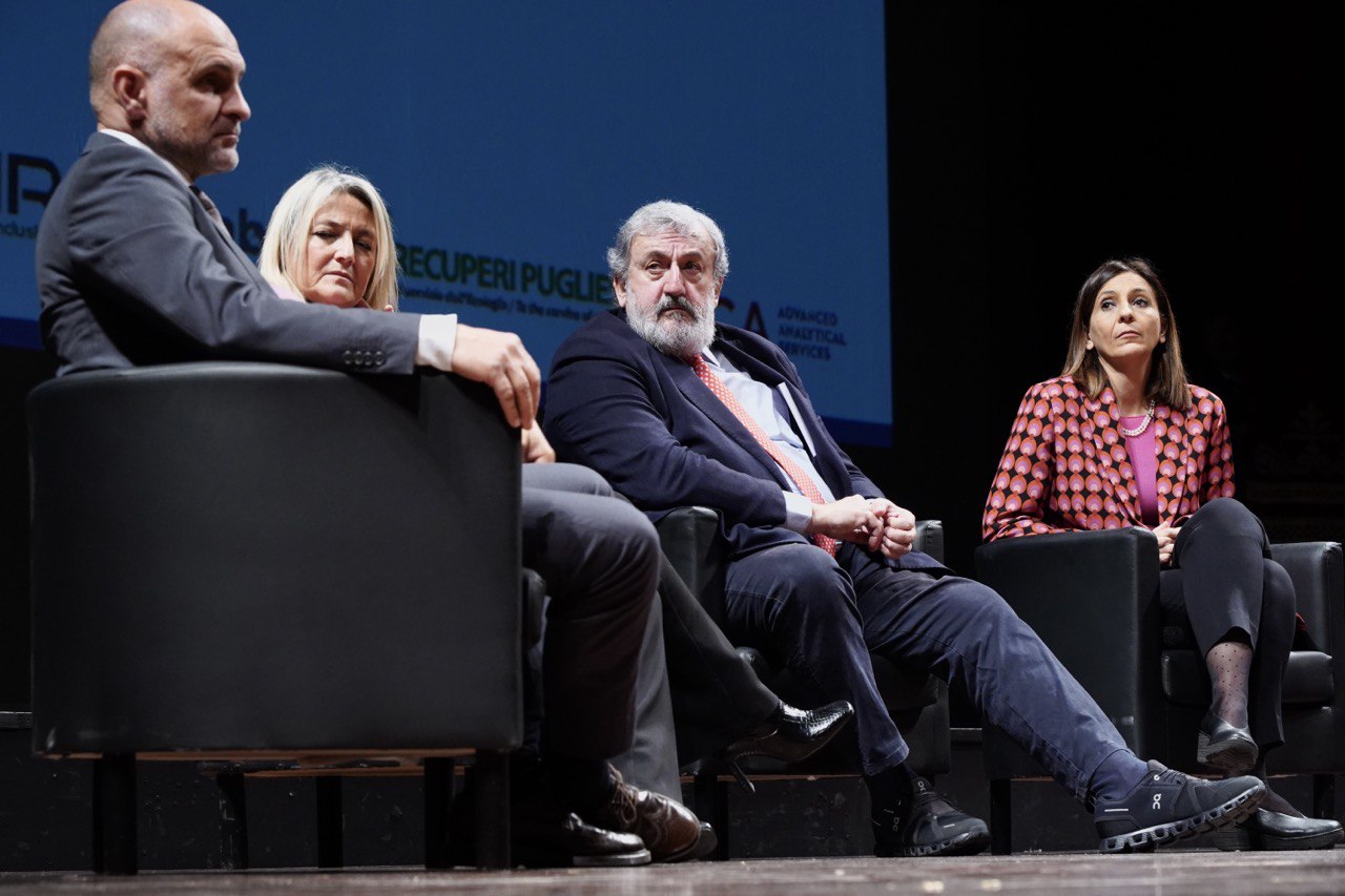 Galleria EMILIANO AGLI STATI REGIONALI DEI RIFIUTI:  “IL PIANO DELLA PUGLIA NON VUOLE IMPATTARE SULL’AMBIENTE. ASECO È UN’ALTERNATIVA PUBBLICA ALLE DIFFICOLTÀ. - Diapositiva 5 di 13