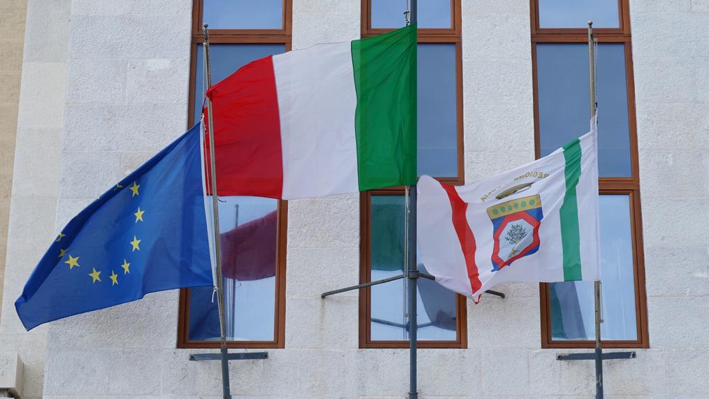 Galleria Bandiere a mezz’asta in Regione Puglia per il lutto nazionale per l'alluvione in Emilia Romagna - Diapositiva 3 di 6