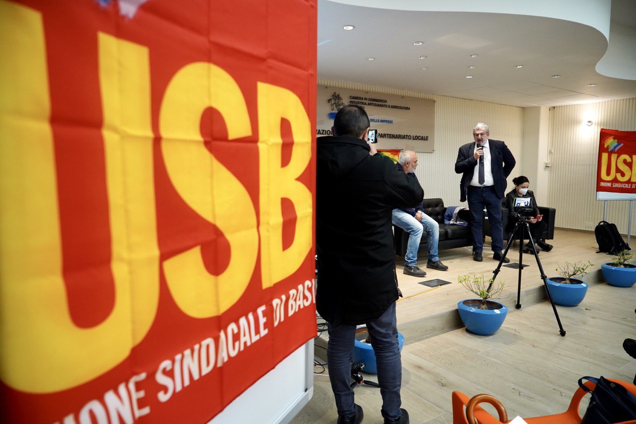 Galleria Ex Ilva, Emiliano all’assemblea USB di Taranto: “Il Governo è in difficoltà, ma spero ci autorizzi a utilizzare la somma di denaro messa a disposizione dalla Regione Puglia” - Diapositiva 6 di 11