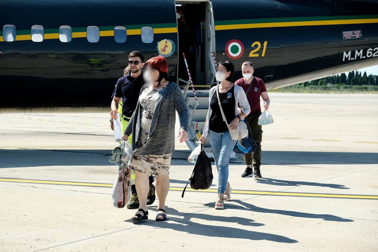 Galleria Accolti all’aeroporto di Bari e presi in cura dal servizio sanitario pugliese donna ucraina accompagnata e due militari feriti - Diapositiva 11 di 13