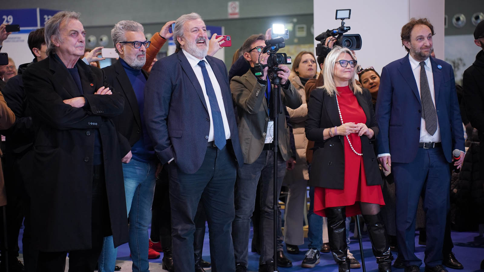 Galleria EMILIANO: “QUESTO DEVE ESSERE L’ANNO ZERO DEI RIFIUTI IN PUGLIA” - Diapositiva 1 di 10